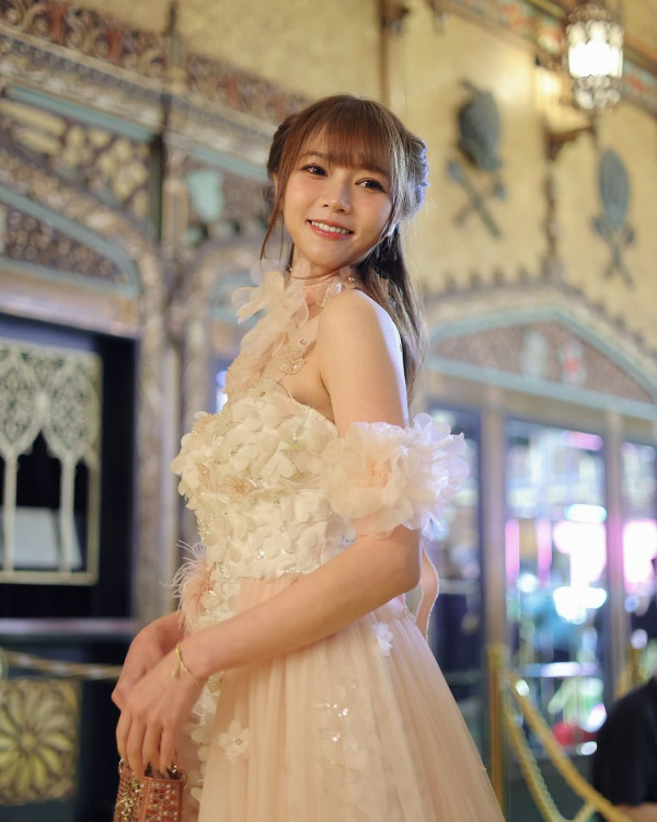 香港最美設計師簡幗儀出席澳洲電影首映 自家設計粉紅花裙獲Ariana Grande大讚好靚