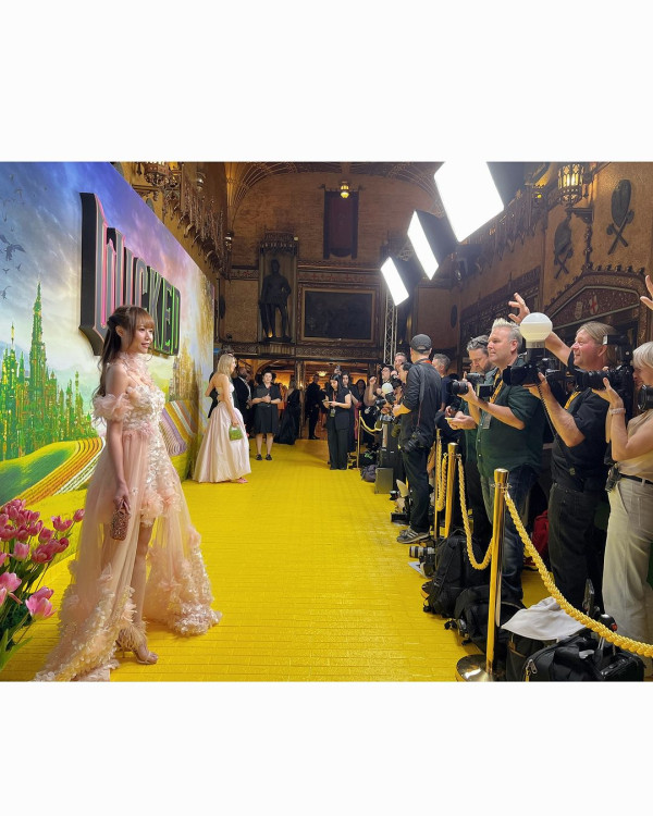 香港最美設計師簡幗儀出席澳洲電影首映 自家設計粉紅花裙獲Ariana Grande大讚好靚