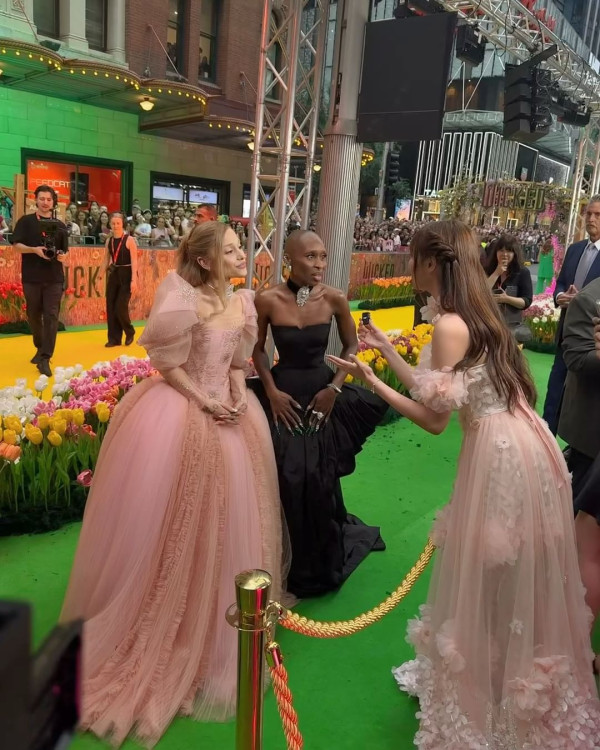 香港最美設計師簡幗儀出席澳洲電影首映 自家設計粉紅花裙獲Ariana Grande大讚好靚