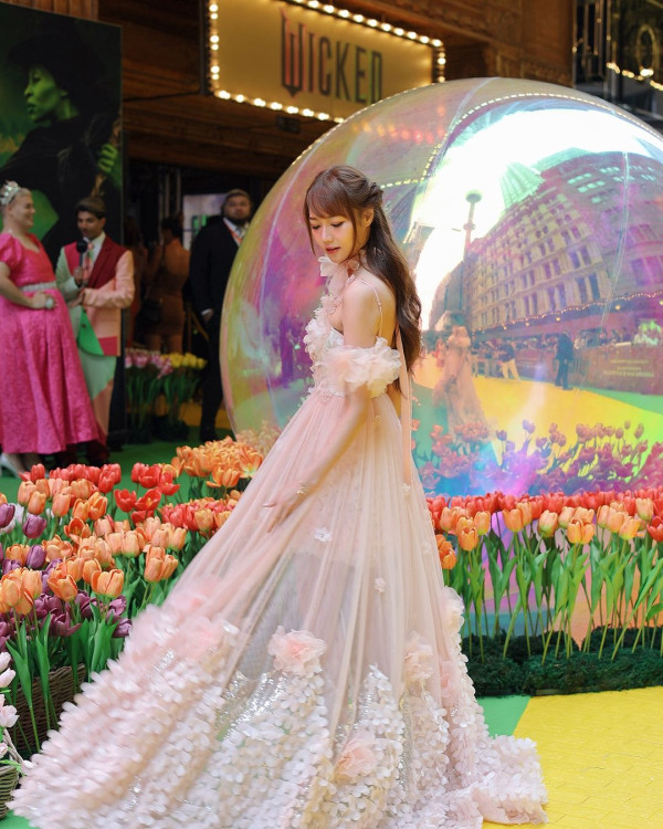 香港最美設計師簡幗儀出席澳洲電影首映 自家設計粉紅花裙獲Ariana Grande大讚好靚