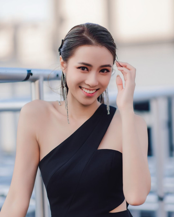 劉穎鏇現身澳門真實身形似巨人！腰線到粉絲心口晒44吋半長腿！ 