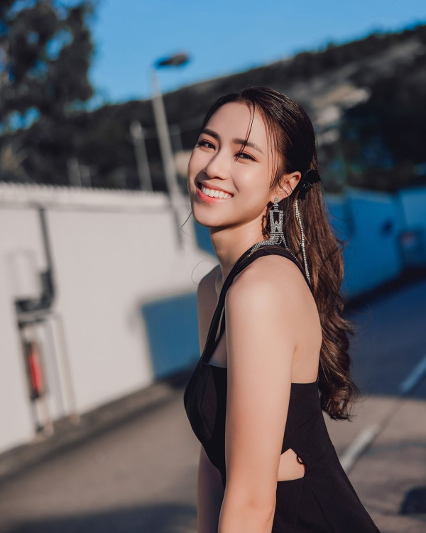 劉穎鏇現身澳門真實身形似巨人！腰線到粉絲心口晒44吋半長腿！ 