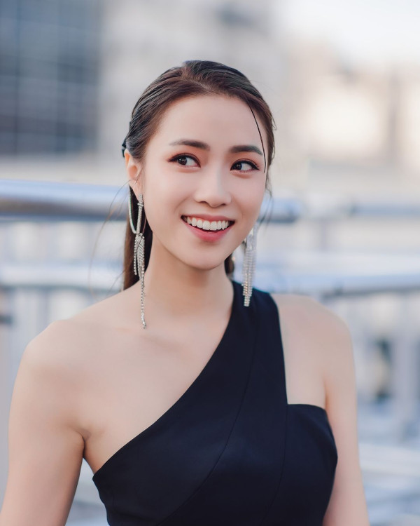 劉穎鏇現身澳門真實身形似巨人！腰線到粉絲心口晒44吋半長腿！ 