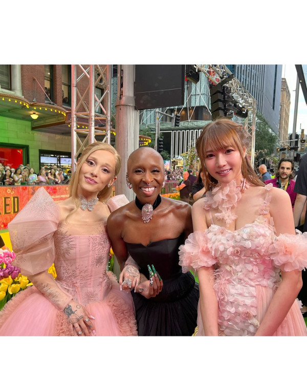 香港最美設計師簡幗儀出席澳洲電影首映 自家設計粉紅花裙獲Ariana Grande大讚好靚