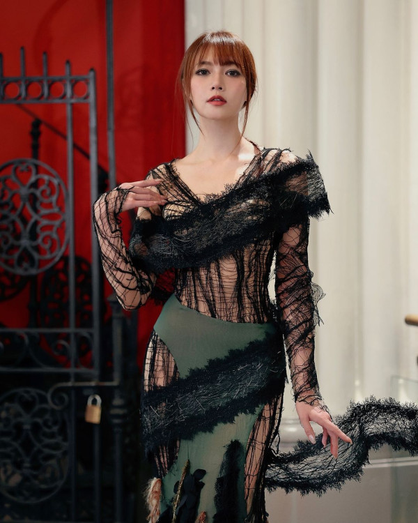 香港最美設計師簡幗儀出席澳洲電影首映 自家設計粉紅花裙獲Ariana Grande大讚好靚