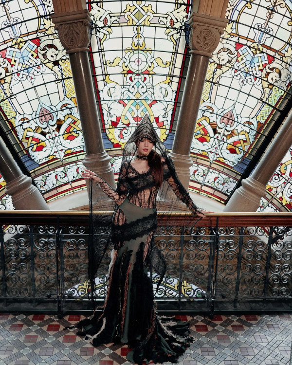 香港最美設計師簡幗儀出席澳洲電影首映 自家設計粉紅花裙獲Ariana Grande大讚好靚