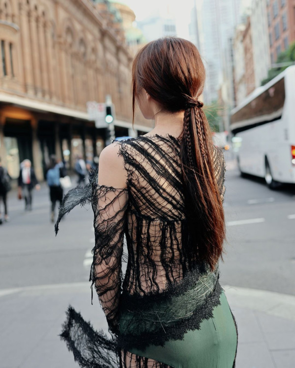 香港最美設計師簡幗儀出席澳洲電影首映 自家設計粉紅花裙獲Ariana Grande大讚好靚