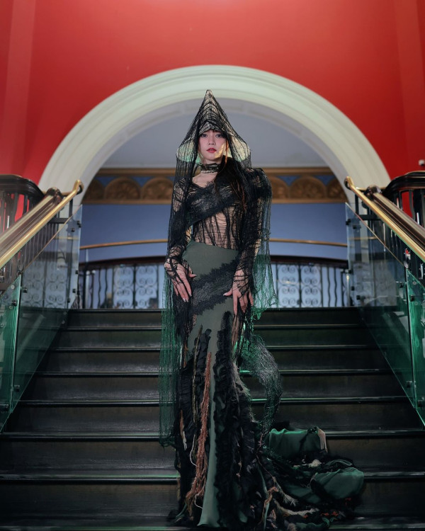 香港最美設計師簡幗儀出席澳洲電影首映 自家設計粉紅花裙獲Ariana Grande大讚好靚