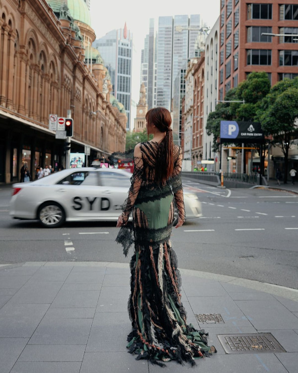 香港最美設計師簡幗儀出席澳洲電影首映 自家設計粉紅花裙獲Ariana Grande大讚好靚