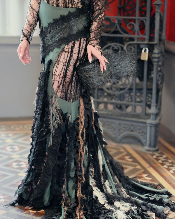 香港最美設計師簡幗儀出席澳洲電影首映 自家設計粉紅花裙獲Ariana Grande大讚好靚