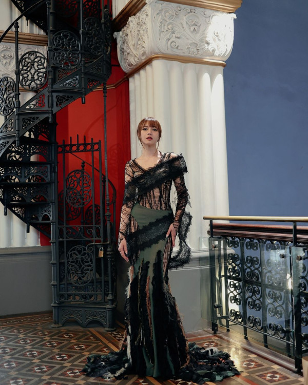 香港最美設計師簡幗儀出席澳洲電影首映 自家設計粉紅花裙獲Ariana Grande大讚好靚