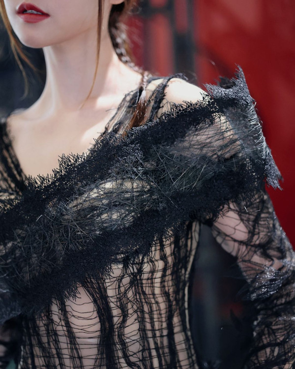 香港最美設計師簡幗儀出席澳洲電影首映 自家設計粉紅花裙獲Ariana Grande大讚好靚