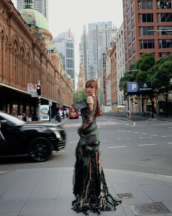 香港最美設計師簡幗儀出席澳洲電影首映 自家設計粉紅花裙獲Ariana Grande大讚好靚