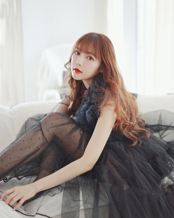 香港最美設計師簡幗儀出席澳洲電影首映 自家設計粉紅花裙獲Ariana Grande大讚好靚