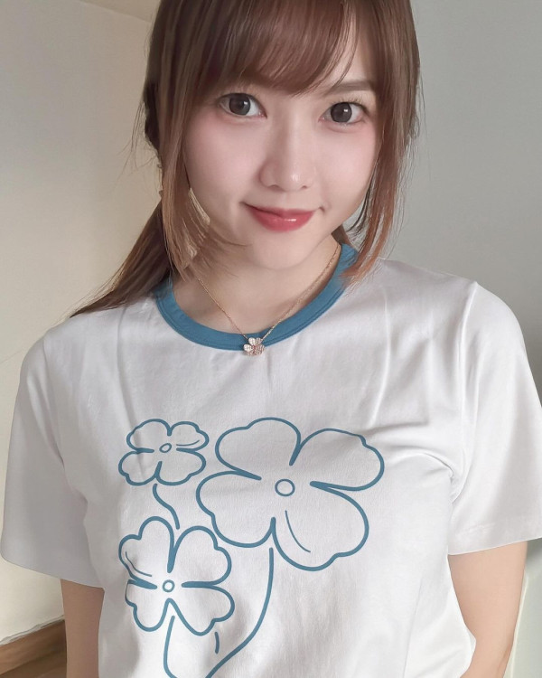 香港最美設計師簡幗儀出席澳洲電影首映 自家設計粉紅花裙獲Ariana Grande大讚好靚