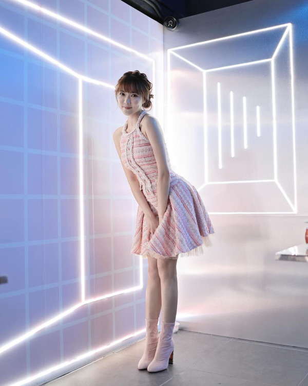 香港最美設計師簡幗儀出席澳洲電影首映 自家設計粉紅花裙獲Ariana Grande大讚好靚