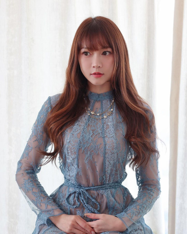 香港最美設計師簡幗儀出席澳洲電影首映 自家設計粉紅花裙獲Ariana Grande大讚好靚