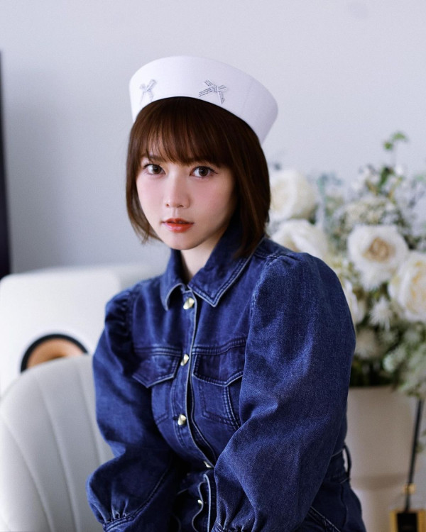 香港最美設計師簡幗儀出席澳洲電影首映 自家設計粉紅花裙獲Ariana Grande大讚好靚