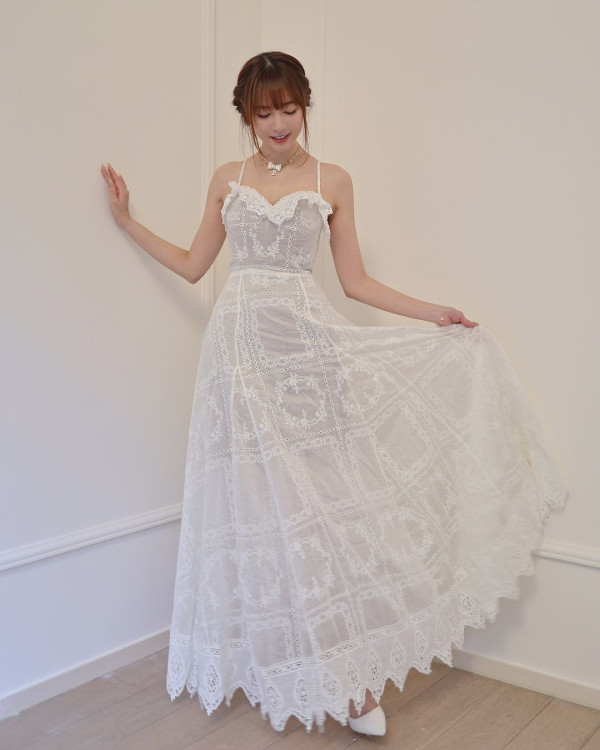 香港最美設計師簡幗儀出席澳洲電影首映 自家設計粉紅花裙獲Ariana Grande大讚好靚