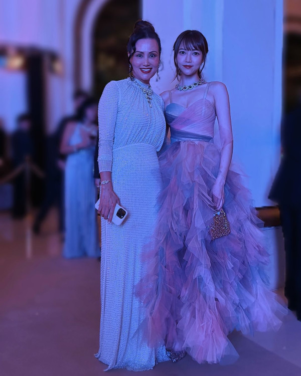 香港最美設計師簡幗儀出席澳洲電影首映 自家設計粉紅花裙獲Ariana Grande大讚好靚