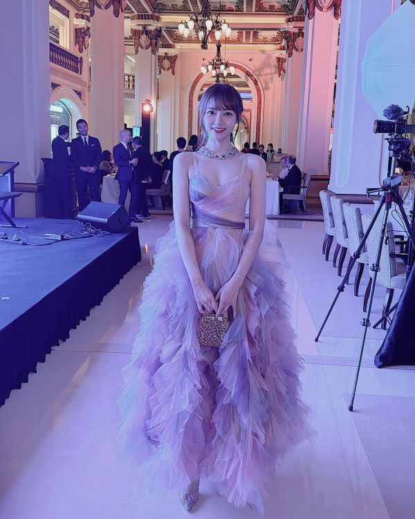 香港最美設計師簡幗儀出席澳洲電影首映 自家設計粉紅花裙獲Ariana Grande大讚好靚