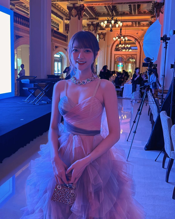 香港最美設計師簡幗儀出席澳洲電影首映 自家設計粉紅花裙獲Ariana Grande大讚好靚