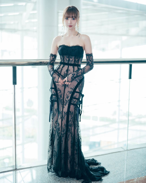 香港最美設計師簡幗儀出席澳洲電影首映 自家設計粉紅花裙獲Ariana Grande大讚好靚