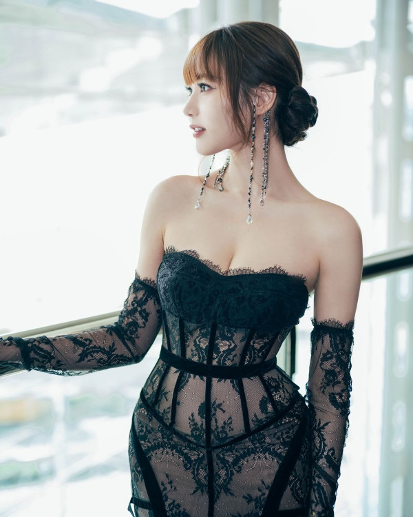 香港最美設計師簡幗儀出席澳洲電影首映 自家設計粉紅花裙獲Ariana Grande大讚好靚