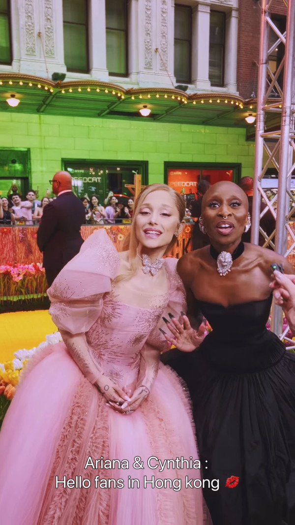 香港最美設計師簡幗儀出席澳洲電影首映 自家設計粉紅花裙獲Ariana Grande大讚好靚