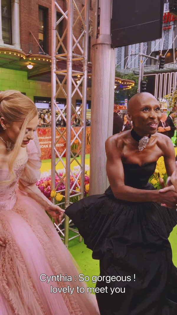 香港最美設計師簡幗儀出席澳洲電影首映 自家設計粉紅花裙獲Ariana Grande大讚好靚