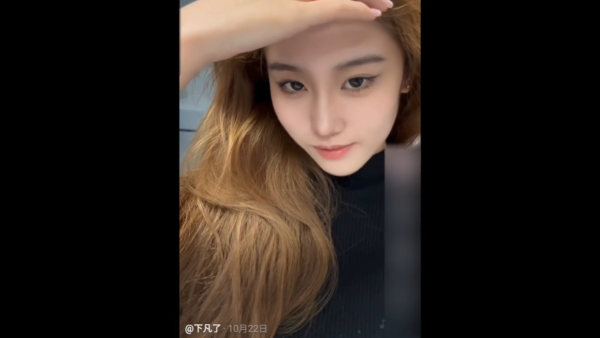 星二代向佐真空上陣出席慶典 借母親大褸露出背脊 不慎走光惹網民熱議