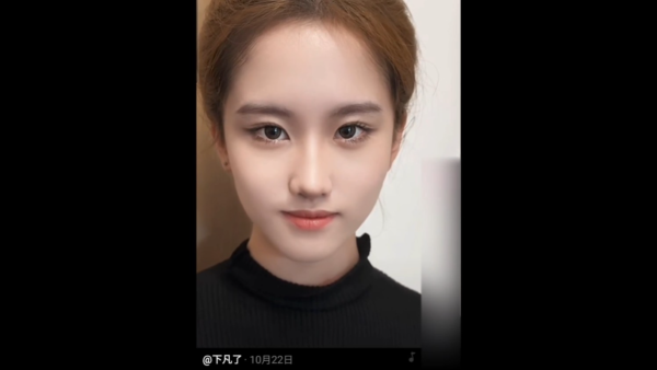 星二代向佐真空上陣出席慶典 借母親大褸露出背脊 不慎走光惹網民熱議