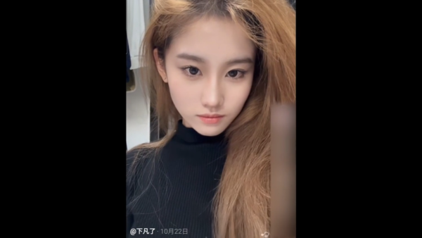 星二代向佐真空上陣出席慶典 借母親大褸露出背脊 不慎走光惹網民熱議