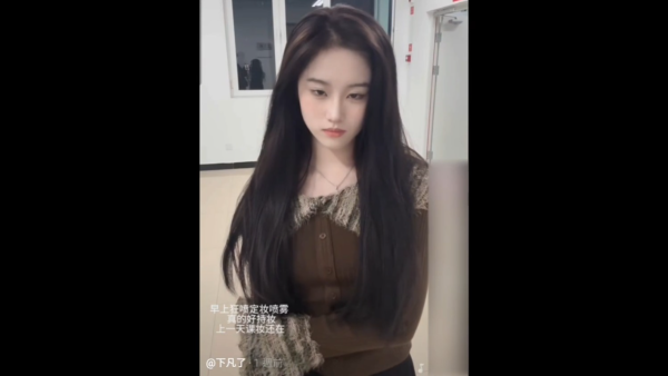 星二代向佐真空上陣出席慶典 借母親大褸露出背脊 不慎走光惹網民熱議