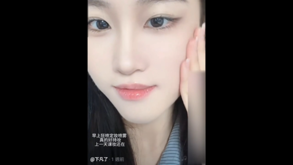 星二代向佐真空上陣出席慶典 借母親大褸露出背脊 不慎走光惹網民熱議