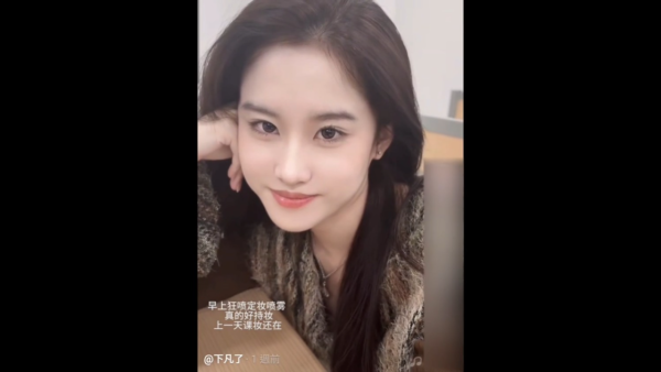 星二代向佐真空上陣出席慶典 借母親大褸露出背脊 不慎走光惹網民熱議