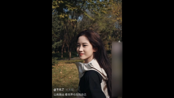 星二代向佐真空上陣出席慶典 借母親大褸露出背脊 不慎走光惹網民熱議