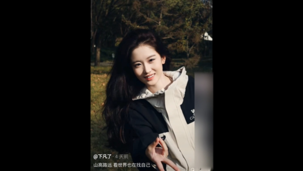 星二代向佐真空上陣出席慶典 借母親大褸露出背脊 不慎走光惹網民熱議