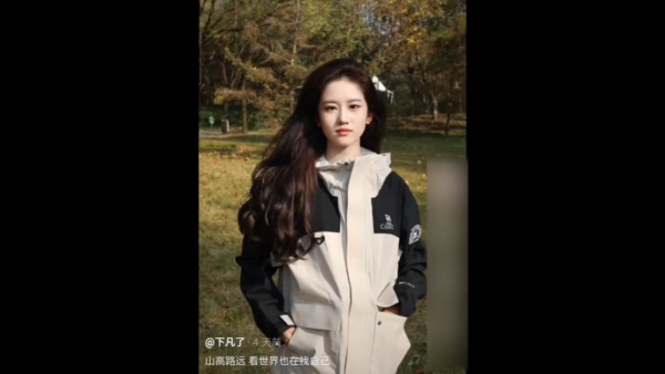 星二代向佐真空上陣出席慶典 借母親大褸露出背脊 不慎走光惹網民熱議