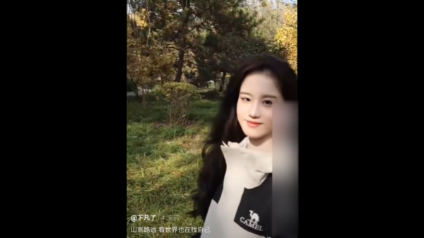 星二代向佐真空上陣出席慶典 借母親大褸露出背脊 不慎走光惹網民熱議