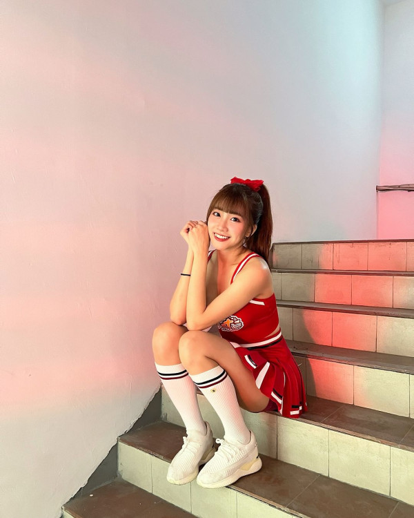 TVB御用童星離巢轉行做超索空姐!公開外藉老公合照!化身旅遊達人