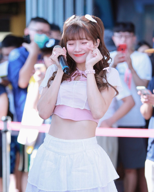 TVB御用童星離巢轉行做超索空姐!公開外藉老公合照!化身旅遊達人