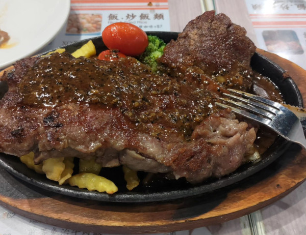 茶餐廳伙記譚仔口音惹誤會，港男食扒餐埋單呢個數成肚氣。圖片來源：Threads