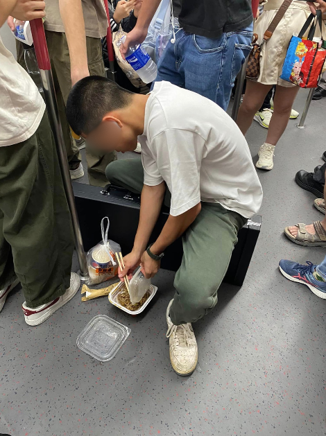 港鐵車廂男子開餐歎牛肉飯 (圖片來源：東涌居民關注組--東涌東討論區)