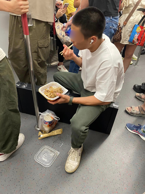 港鐵車廂男子開餐歎牛肉飯 (圖片來源：東涌居民關注組--東涌東討論區)