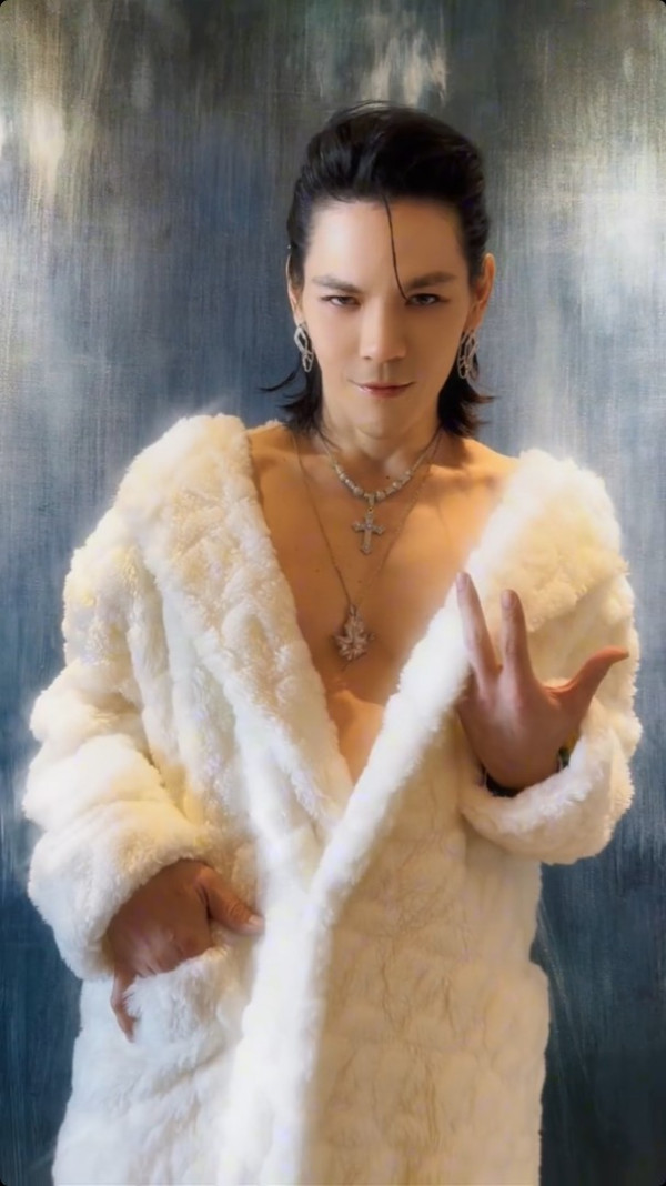 星二代向佐真空上陣出席慶典 借母親大褸露出背脊 不慎走光惹網民熱議