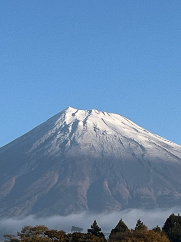 富士山料11月6日迎來初冠雪！靜岡縣可見山頂舖白雪化妝 