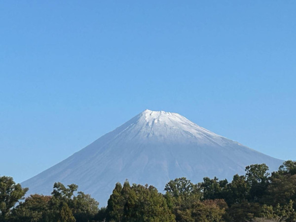 富士山料11月6日迎來初冠雪！靜岡縣可見山頂舖白雪化妝 