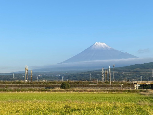富士山料11月6日迎來初冠雪！靜岡縣可見山頂舖白雪化妝 