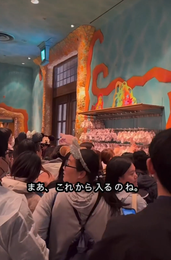 有片｜內地人拍片批代購瘋搶東京迪士尼商品 有人倒地要職員推輪椅 場面極度混亂 